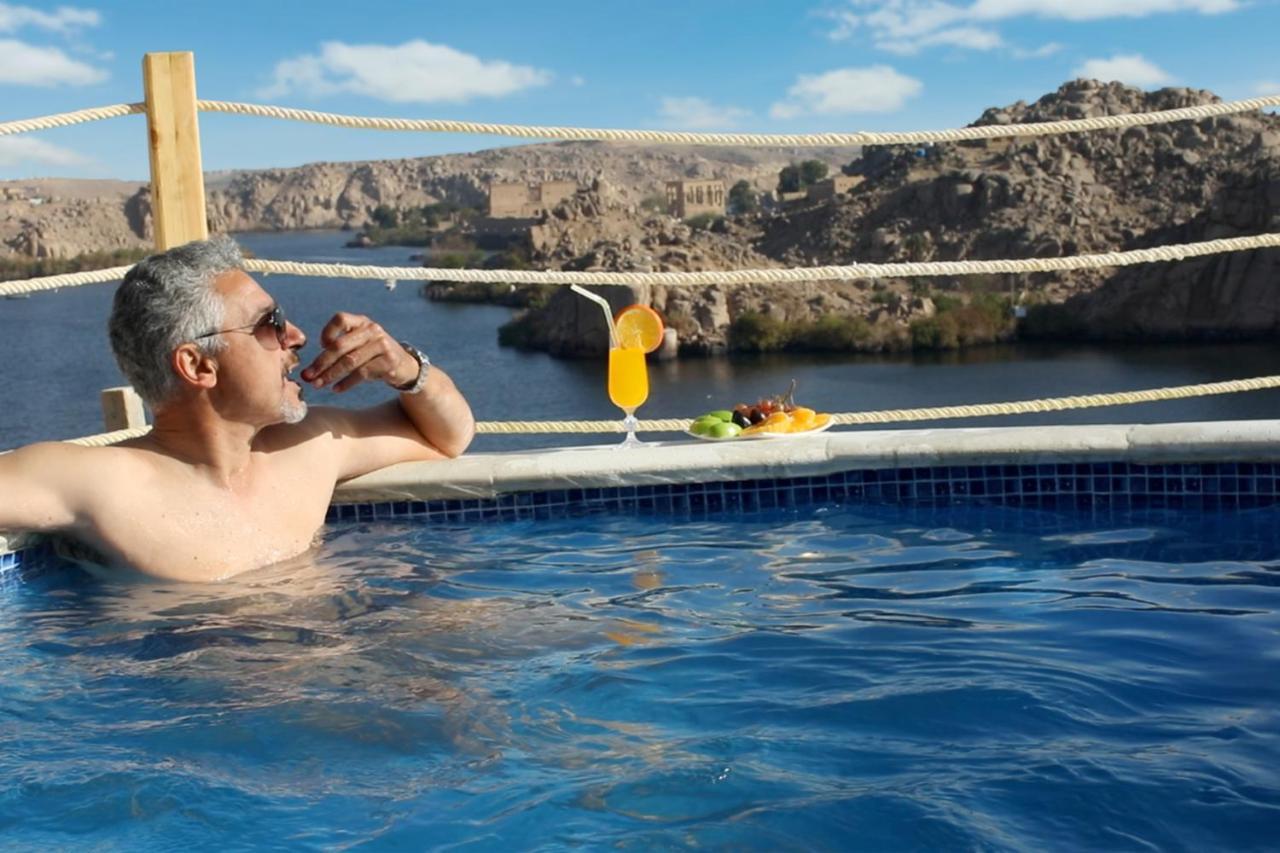 Benben By Dhara Hotels - Adults Only Asuán Exteriér fotografie A man relaxing in a swimming pool
