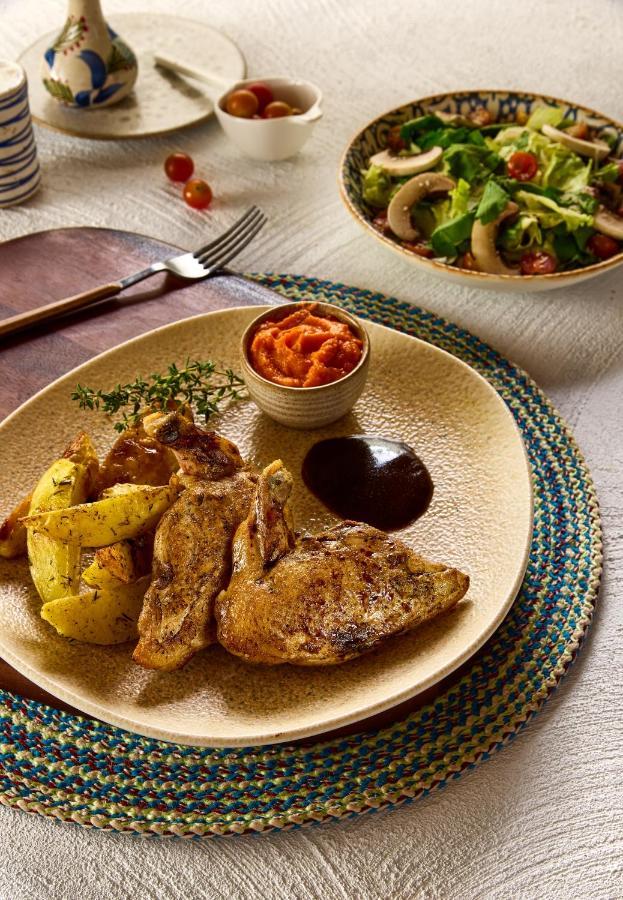 Benben By Dhara Hotels - Adults Only Asuán Exteriér fotografie A plate of chicken and potatoes