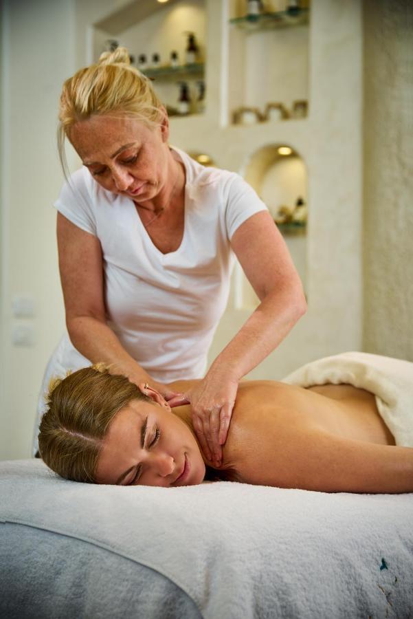 Benben By Dhara Hotels - Adults Only Asuán Exteriér fotografie A massage therapist treating a patient